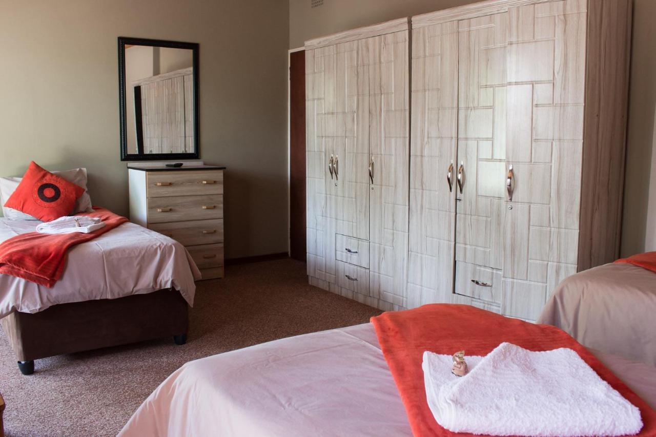 Gemstone Guest House Klerksdorp Eksteriør bilde