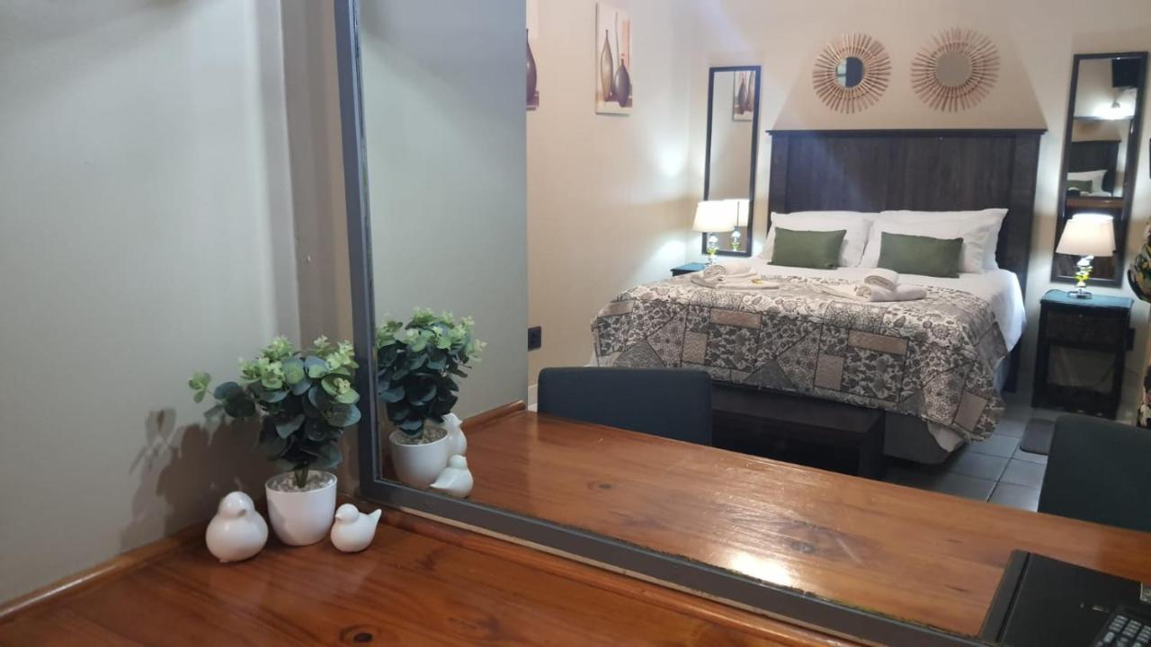 Gemstone Guest House Klerksdorp Eksteriør bilde