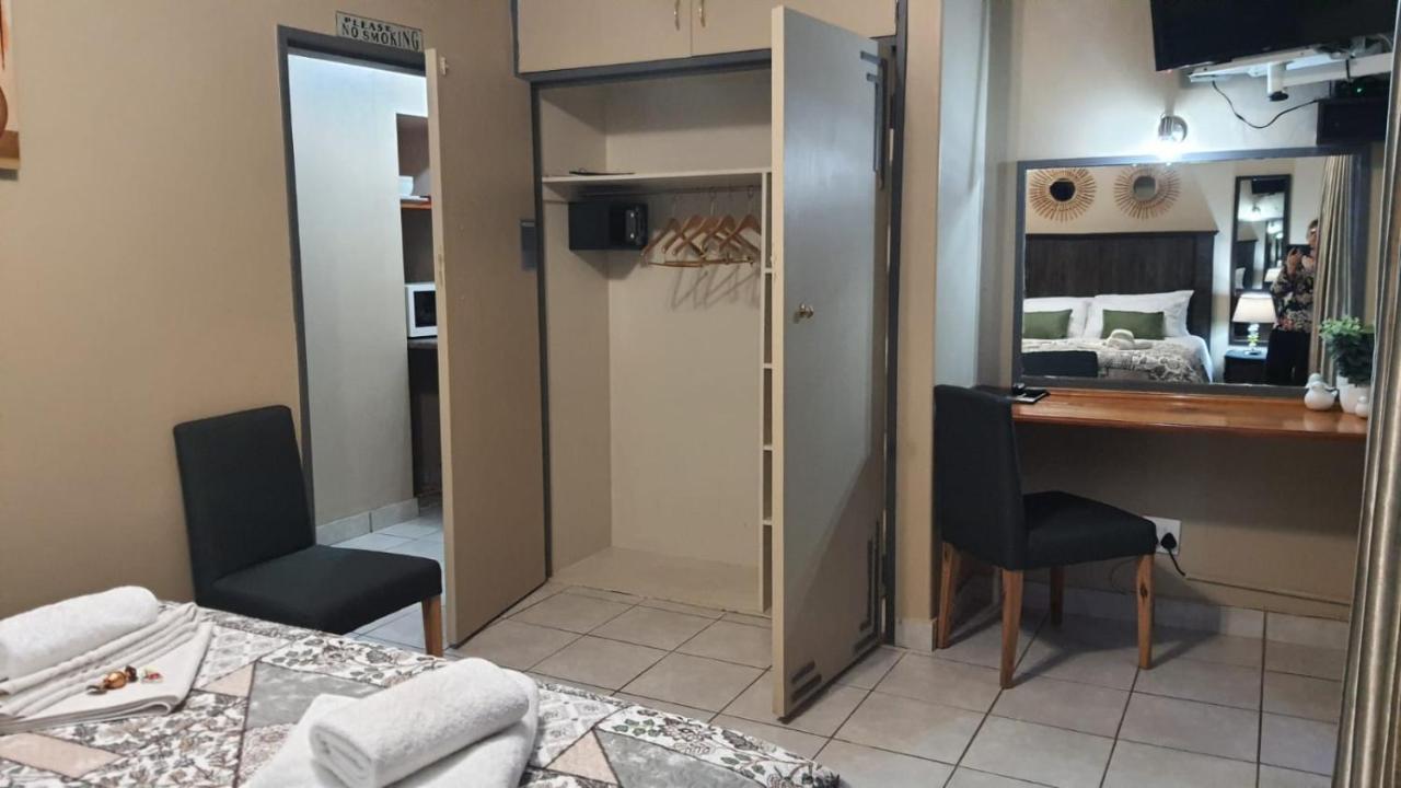 Gemstone Guest House Klerksdorp Eksteriør bilde