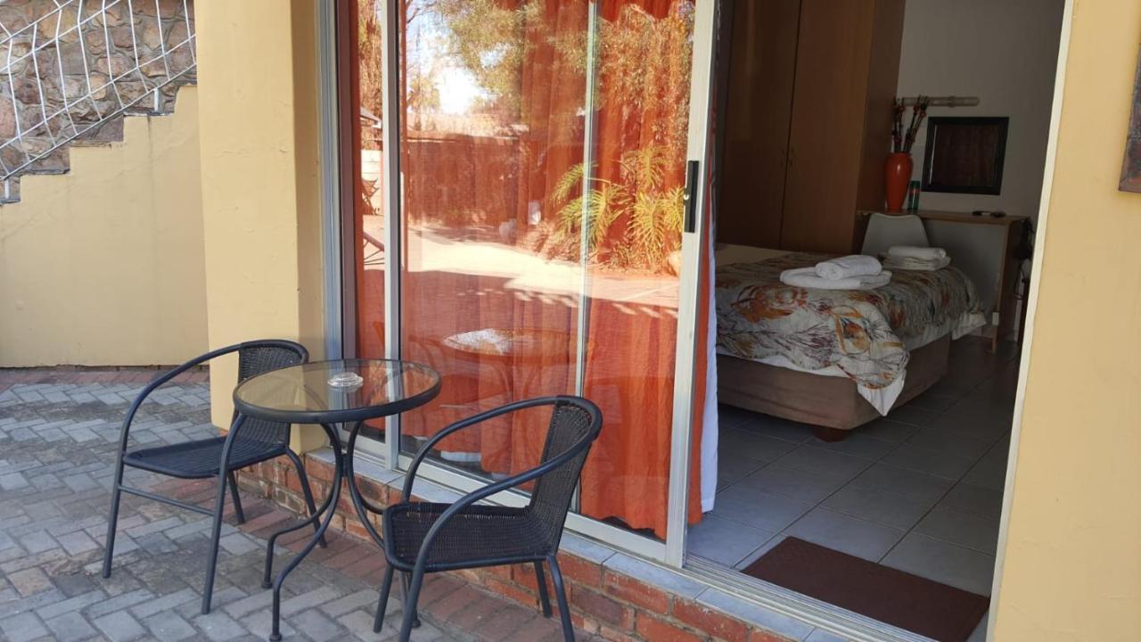 Gemstone Guest House Klerksdorp Eksteriør bilde