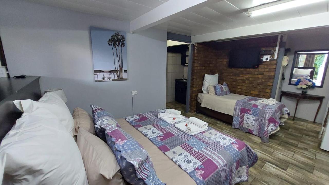 Gemstone Guest House Klerksdorp Eksteriør bilde