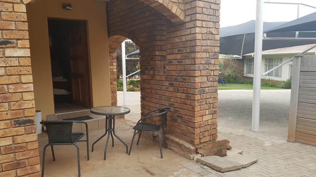 Gemstone Guest House Klerksdorp Eksteriør bilde