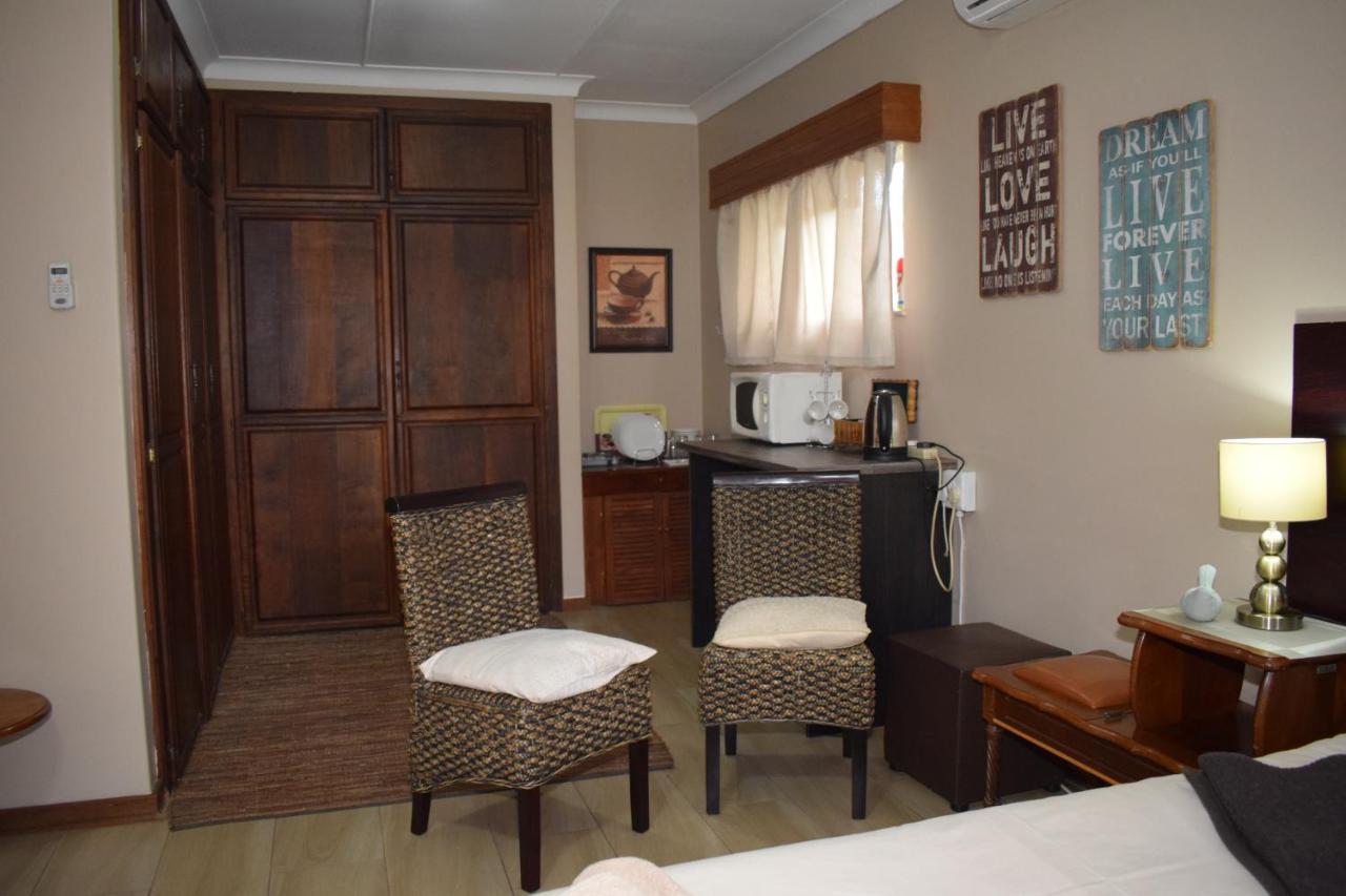 Gemstone Guest House Klerksdorp Eksteriør bilde