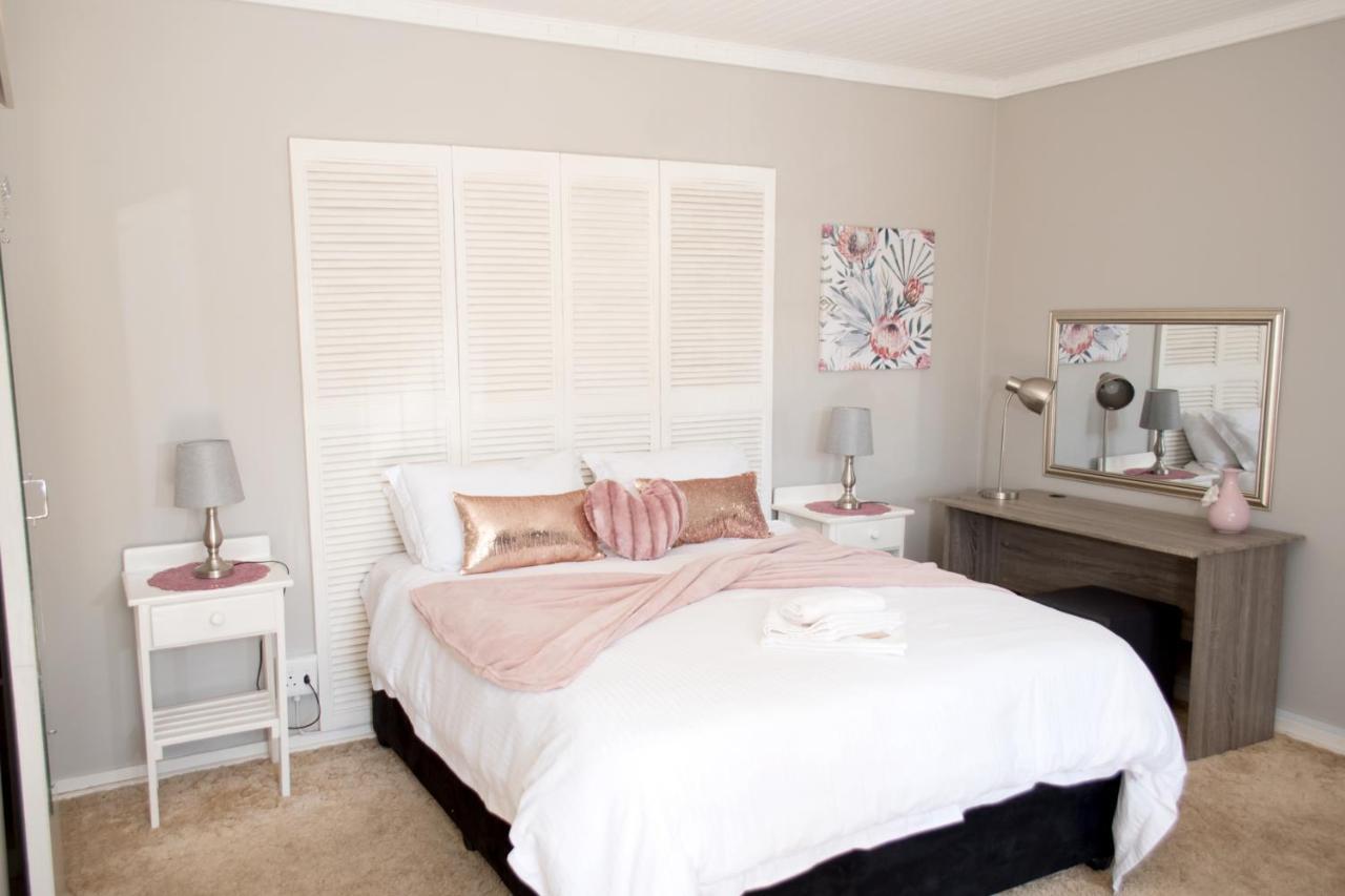 Gemstone Guest House Klerksdorp Eksteriør bilde